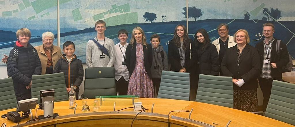 image shows the Youth Council Meeting Laura Trott MP for Sevenoaks along with Town Clerk, Linda Larter, Cllr Merilyn Canet & Daren Mountain, Manager of House in the Basement - 2022.